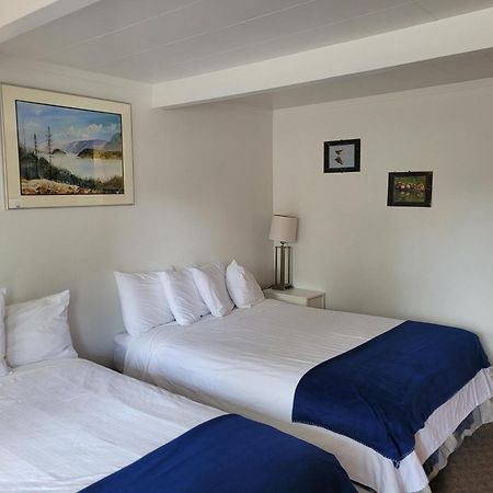Pines Motel Sicamous Ngoại thất bức ảnh